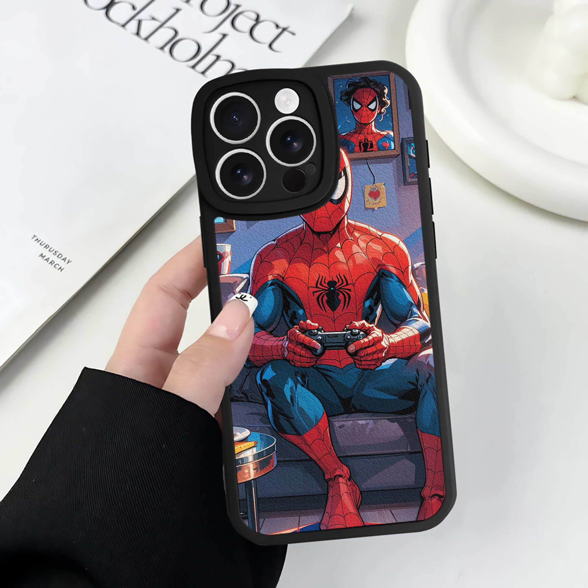 （画像用） Spider Man スパイダーマン 【iPhone 16シリーズ対応】シリコンスマホケース（レザー調） 材質：シリコン